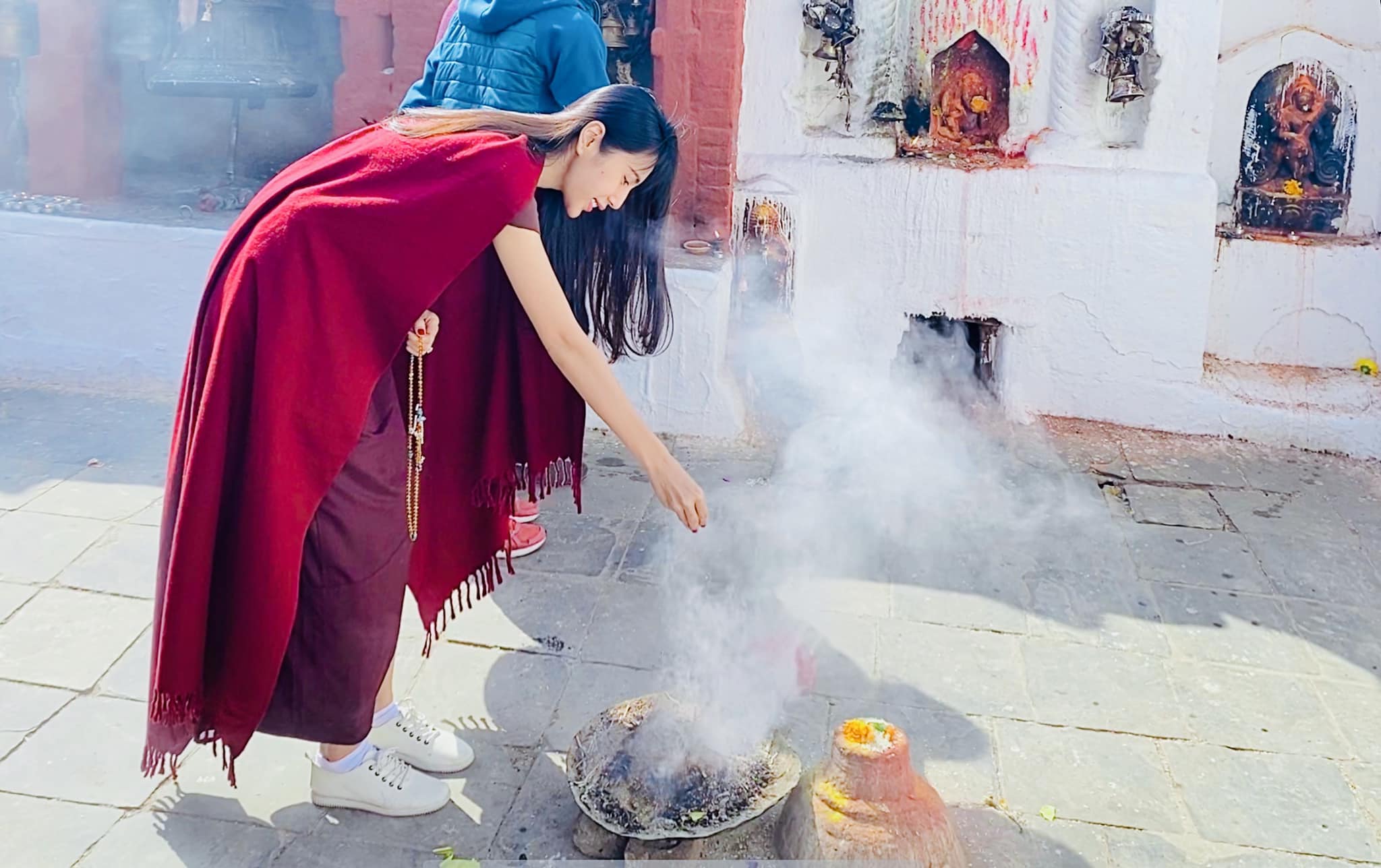 Ca sĩ Thuỷ Tiên cùng ông xã Công Vinh hành hương về đất Phật, an yên sau những ồn ào Ca sĩ Thuỷ Tiên cùng ông xã Công Vinh hành hương về đất Phật, an yên sau những ồn ào - ảnh 3