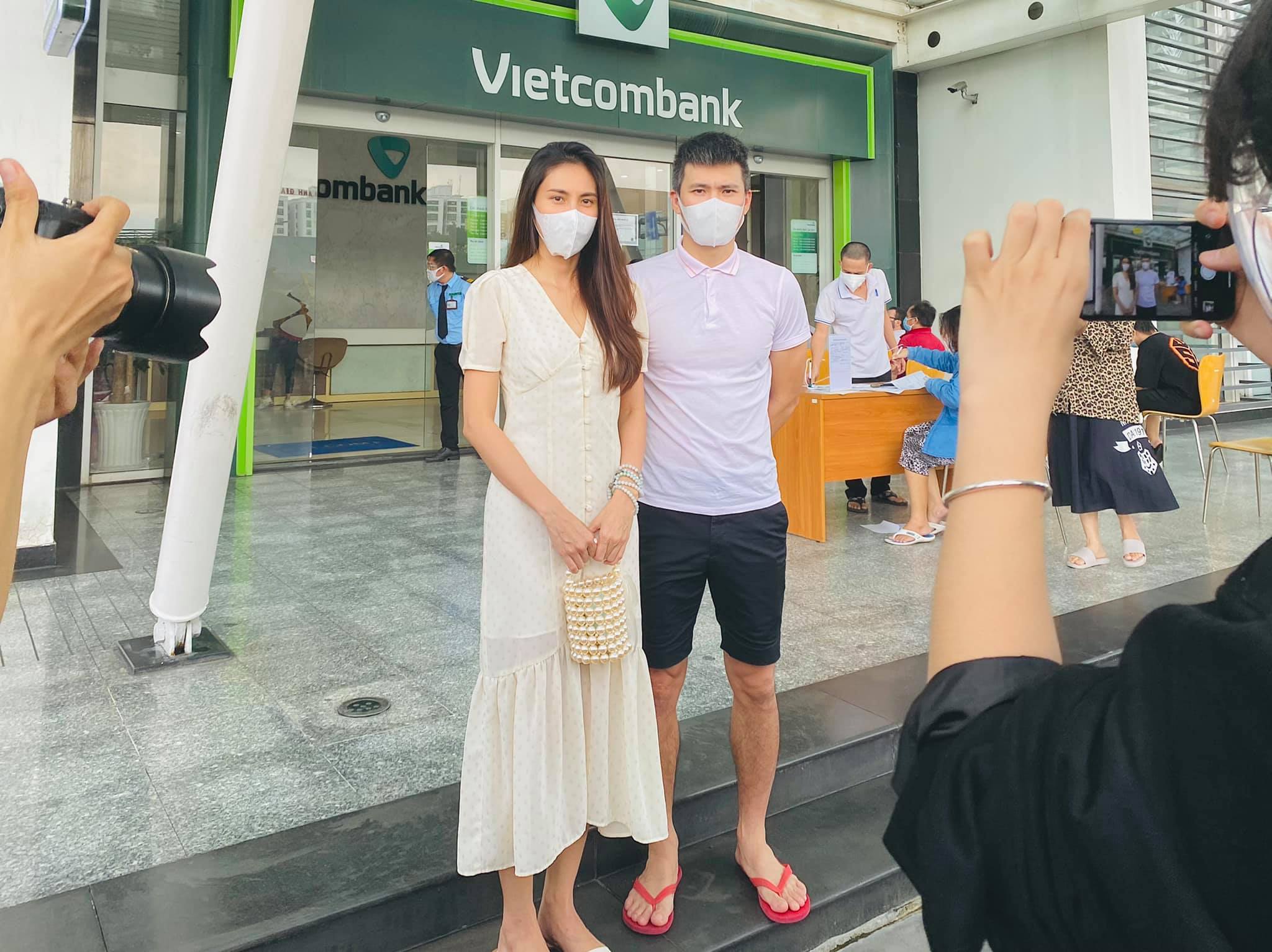 Ca sĩ Thuỷ Tiên cùng ông xã Công Vinh hành hương về đất Phật, an yên sau những ồn ào Công Vinh và Thuỷ Tiên từng đến ngân hàng lấy hơn 18.000 giấy sao kê vì ồn ào tiền từ thiện