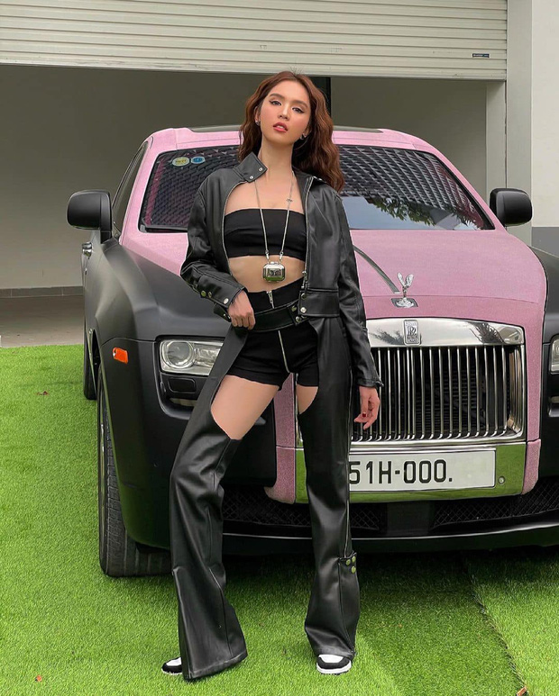 Ngọc Trinh sở hữu siêu xe Roll Royce màu hồng đen cực hiếm