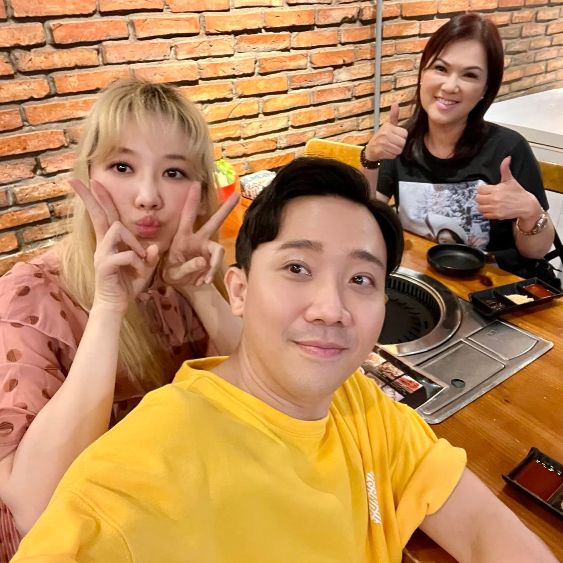 Vợ chồng MC Trấn Thành gặp gỡ ca sĩ Phương Loan
