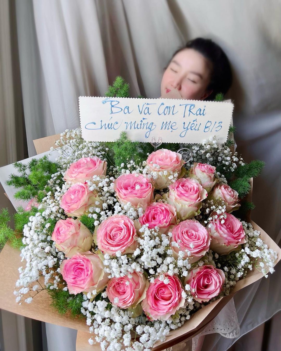 Ngày 8/3 của sao Việt: Hương Giang ngọt ngào bên Matt Liu, Bảo Thy được ông xã tặng hoa khủng