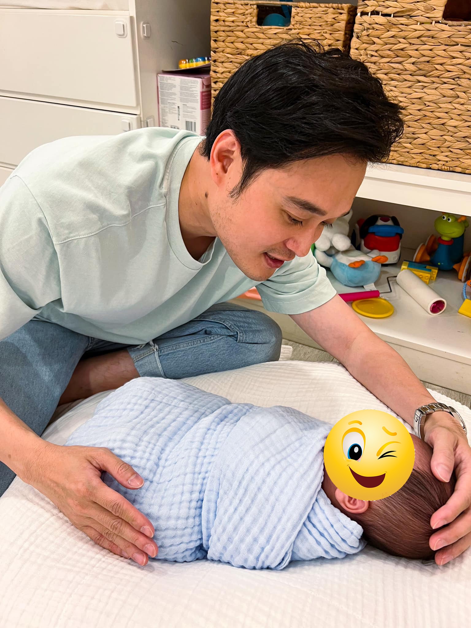 Độc thân ở tuổi 40, ca sĩ Quang Vinh bất ngờ khoe con trai vừa sinh, chuyện gì đây? Độc thân ở tuổi 40, ca sĩ Quang Vinh bất ngờ khoe con trai vừa sinh, chuyện gì đây? - ảnh 1