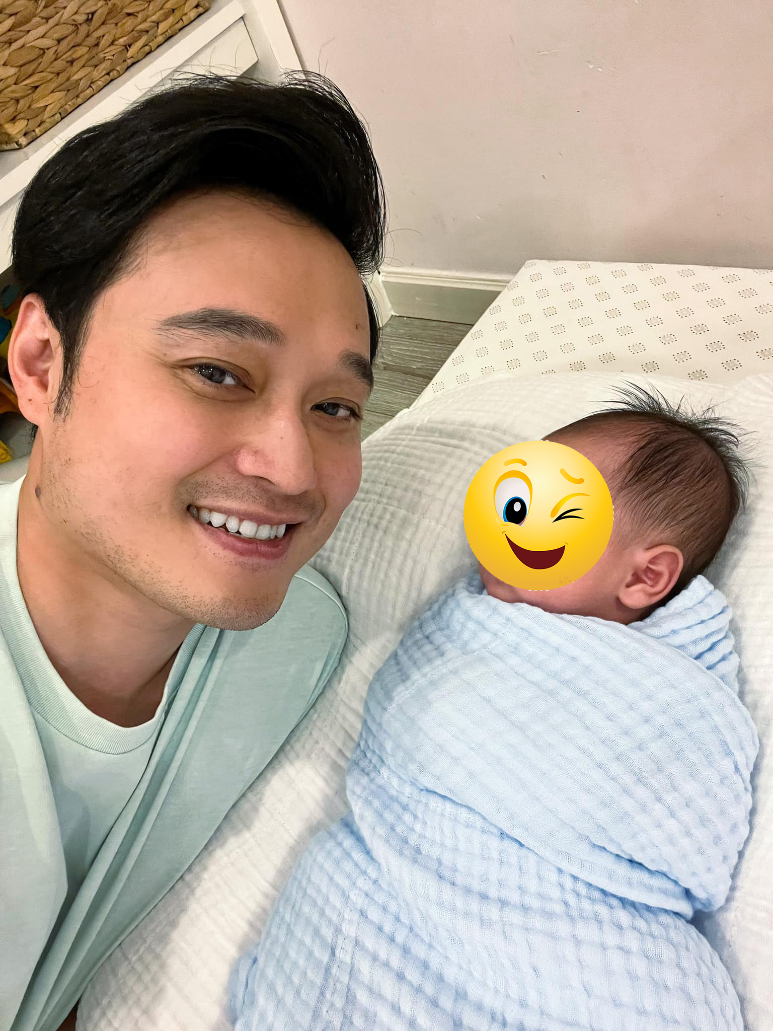 Độc thân ở tuổi 40, ca sĩ Quang Vinh bất ngờ khoe con trai vừa sinh, chuyện gì đây? Ca sĩ Quang Vinh chia sẻ hình ảnh bên cậu con trai của mình