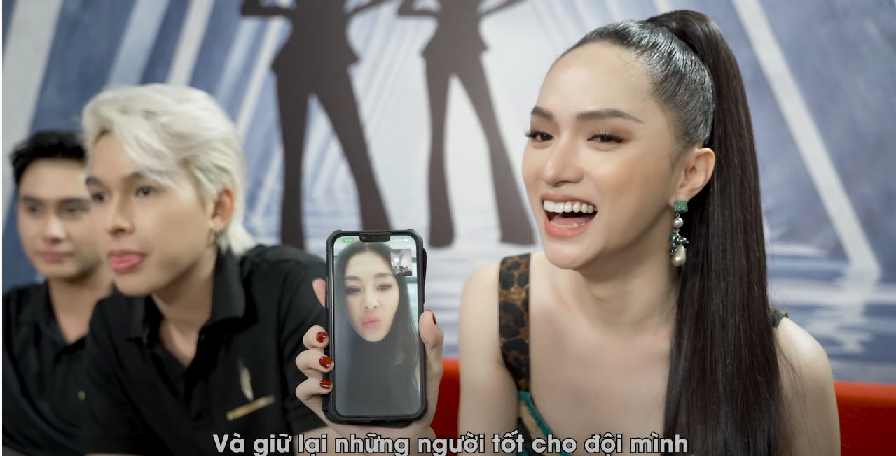 Hương Giang cầu cứu mẹ Lukkade sau khi gà cưng bị loại, lời khuyên từ chị đại Thái Lan gây tranh cãi Lukkade khuyên Hương Giang nên loại hết thí sinh mạnh của đội bạn để đội mình thắng