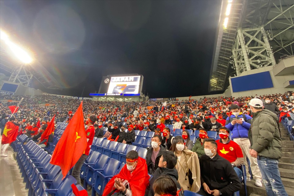 CĐV Việt Nam bị quản lý sân ở Nhật Bản không cho mang áo cờ đỏ sao vàng vào sân cổ vũ đội tuyển? - ảnh 5