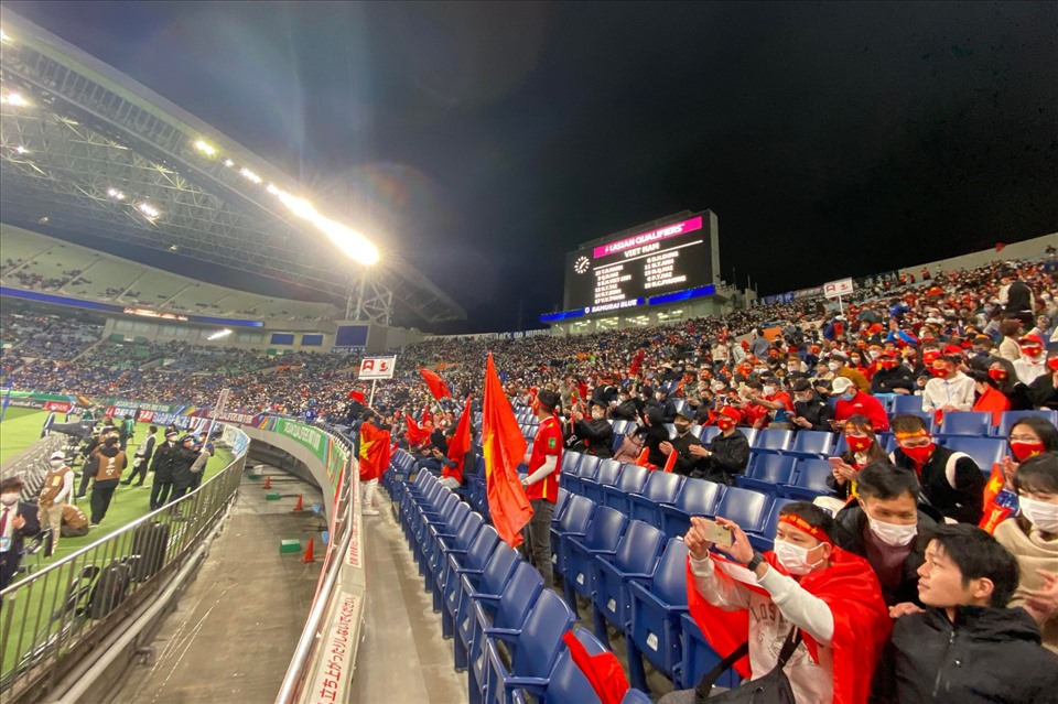 Sắc đỏ trên khán đài sân vận động Saitama