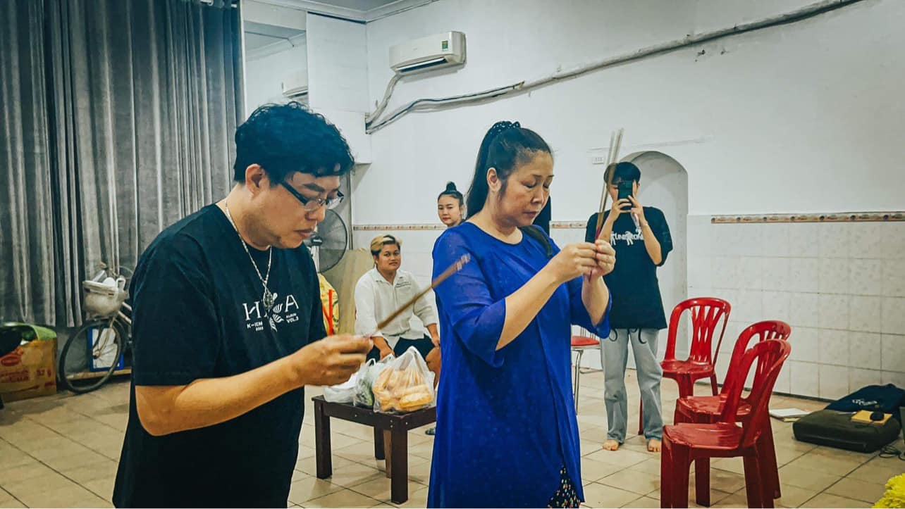 NSND Hồng Vân làm cơm giỗ 2 cố nghệ sĩ Anh Vũ và Mai Phương, nghẹn ngào khi thời gian trôi quá nhanh