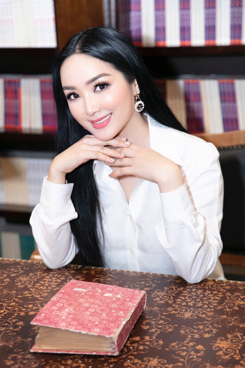 Anh Sa - Ái nữ xinh đẹp, sống kín tiếng của chủ tịch Tập đoàn Tân Hoàng Minh và Hoa hậu Giáng My