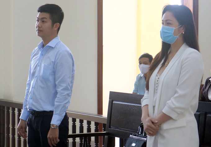 Nhật Kim Anh vạch áo khoe bụng trước tin đồn mang thai lần 2