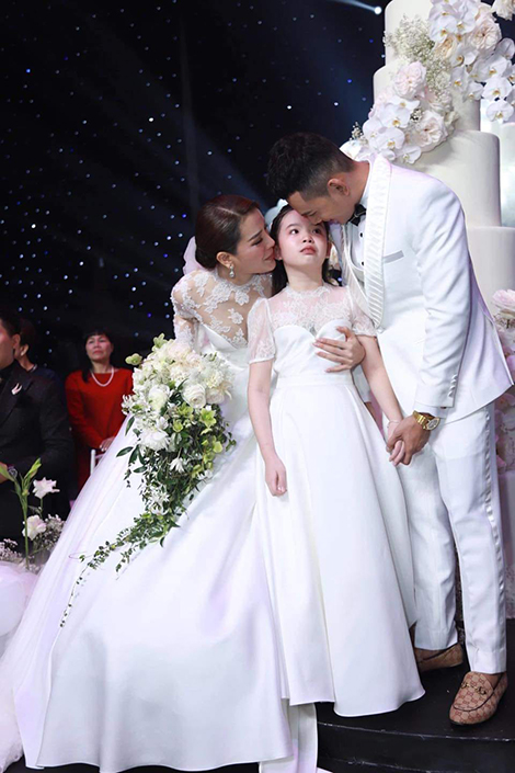 Phương Trinh Jolie công khai con gái riêng 9 tuổi trong đám cưới với Lý Bình