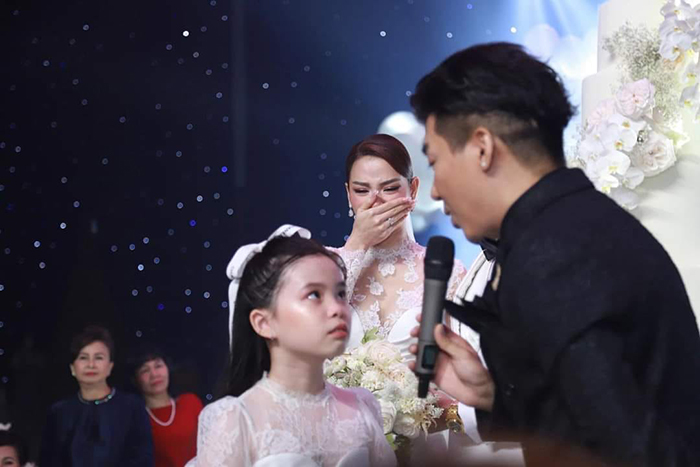 Phương Trinh Jolie công khai con gái riêng 9 tuổi trong đám cưới với Lý Bình