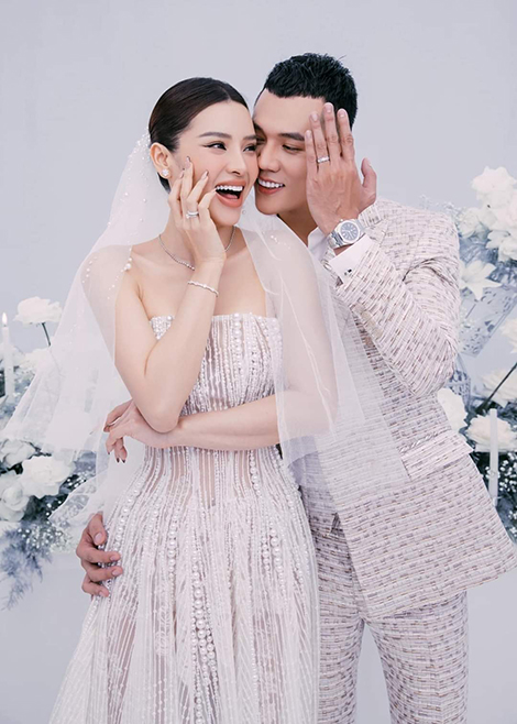 Phương Trinh Jolie công khai con gái riêng 9 tuổi trong đám cưới với Lý Bình Phương Trinh Jolie công khai con gái riêng 9 tuổi trong đám cưới với Lý Bình