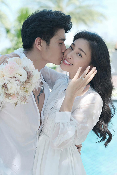 Hé lộ thiệp cưới tuyệt đẹp của Ngô Thanh Vân và Huy Trần, khách mời đầu tiên xác nhận góp mắt trong hôn lễ