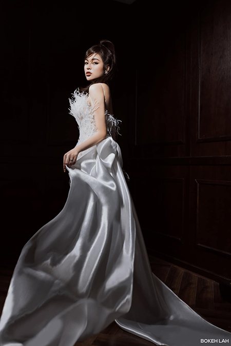 Cô dâu Diễm Quỳnh diện nhiều váy cưới khác nhau, khoe nhan sắc rực rỡ ở tuổi 21