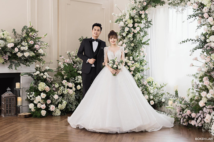 Anh Tuấn và Diễm Quỳnh ngọt ngào trong bộ ảnh cưới được chụp ở không gian đầy hoa