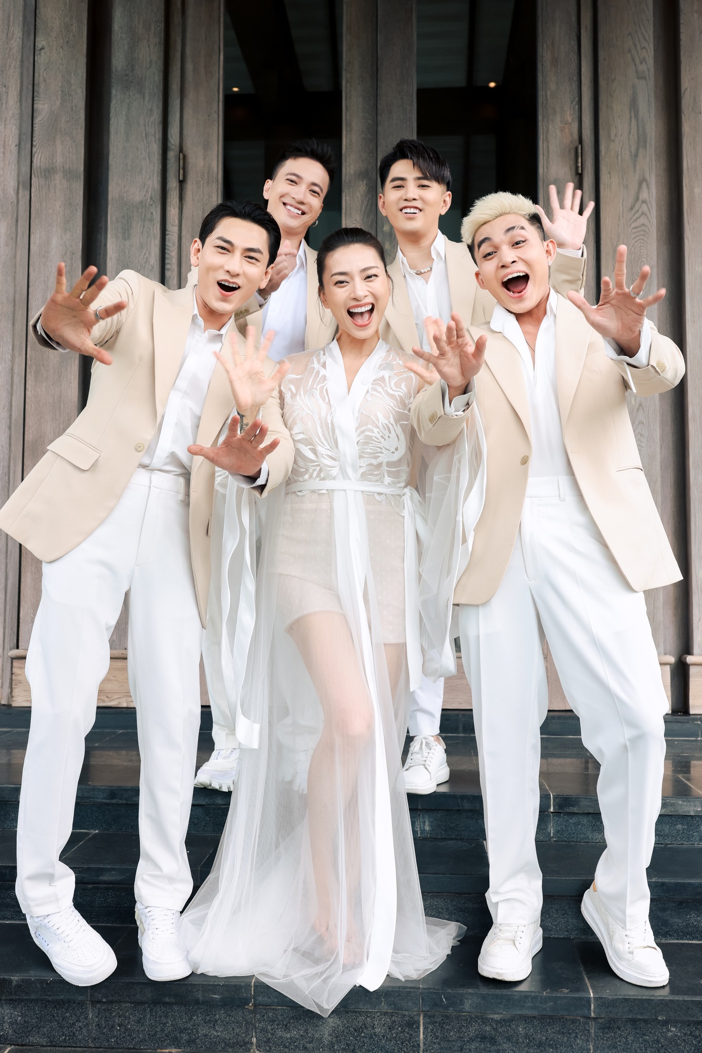 Loạt ảnh nét căng đám cưới Ngô Thanh Vân và Huy Trần, nữ diễn viên sẵn sàng làm mẹ ở tuổi 43 Loạt ảnh nét căng đám cưới Ngô Thanh Vân và Huy Trần, nữ diễn viên sẵn sàng làm mẹ ở tuổi 43