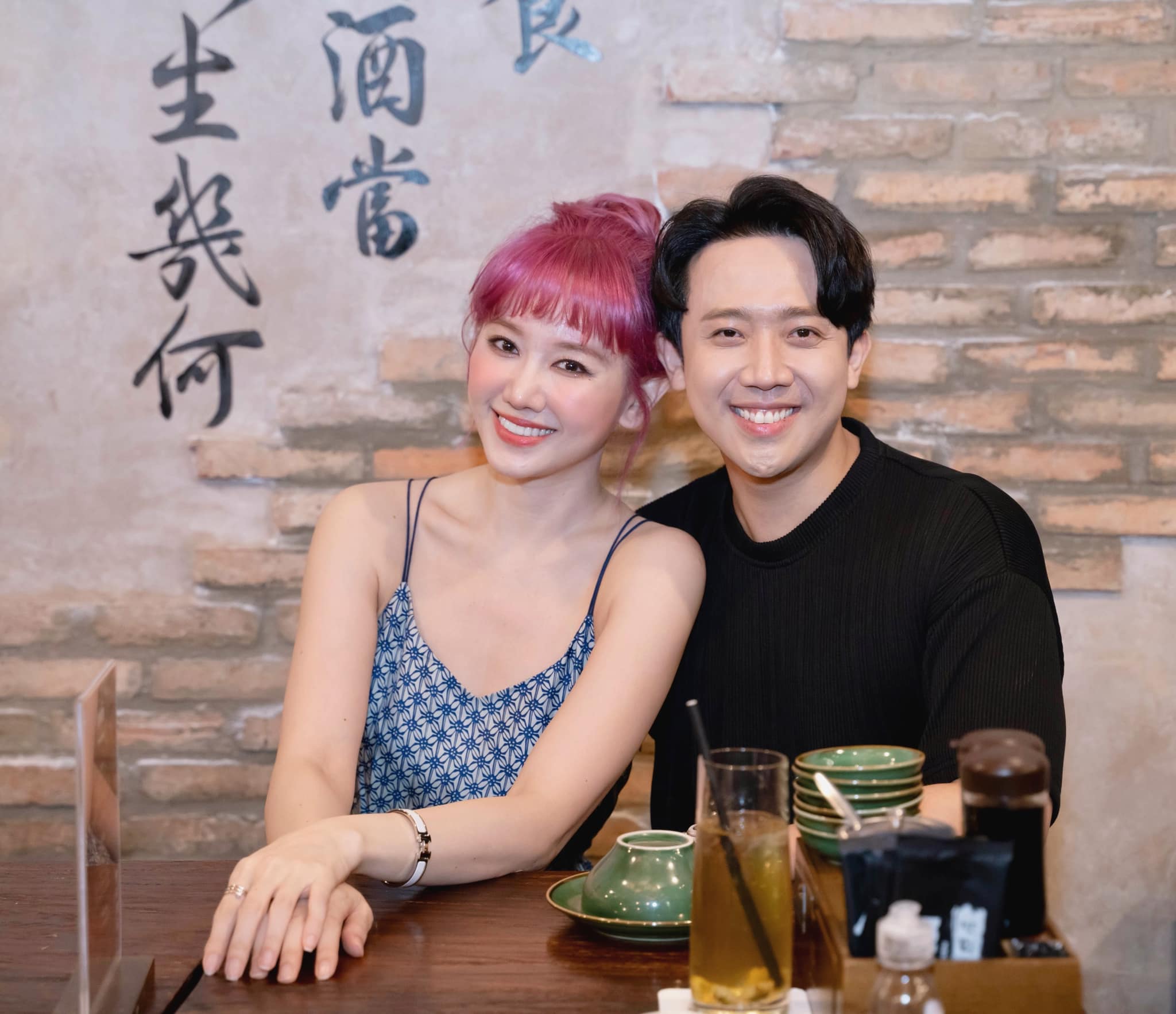 Vợ chồng Hari Won và MC Trấn Thành có niềm yêu thích với đồ hiệu
