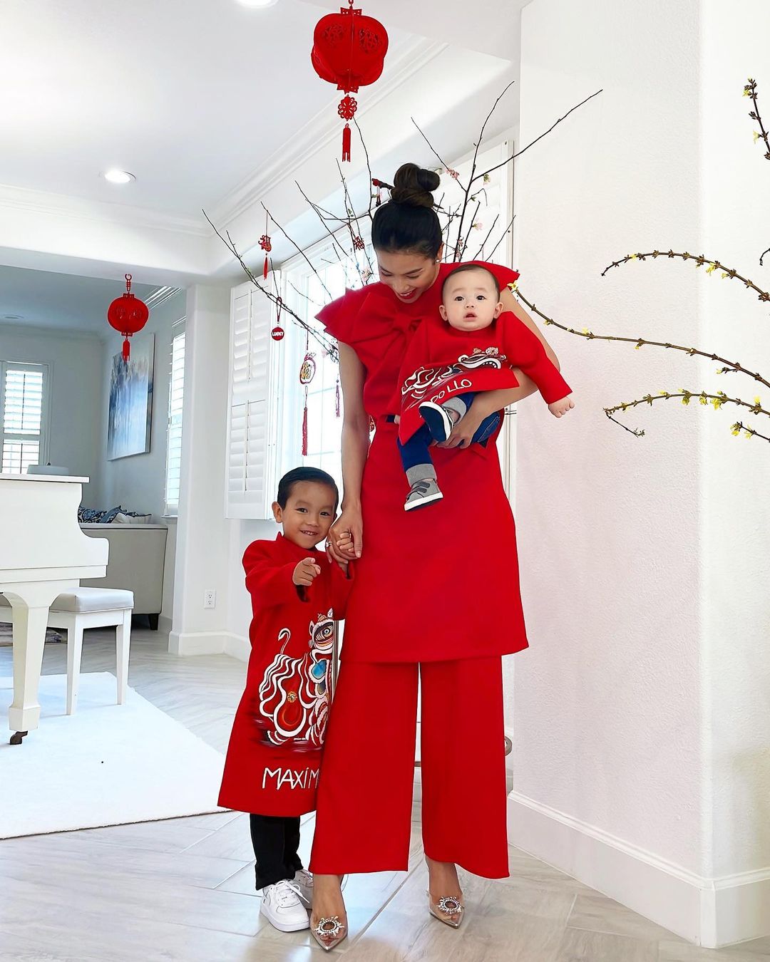 Hoa hậu Phạm Hương khoe body siêu nóng bỏng dù đã làm mẹ 2 con, sẵn sàng chặt chém dàn người đẹp Vbiz
