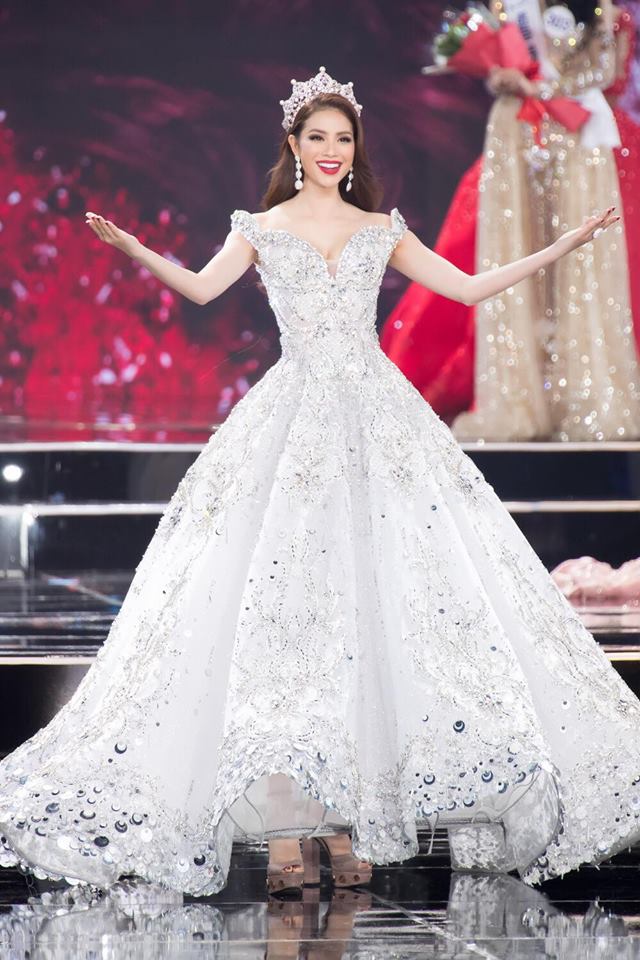 Chuyên gia trang điểm Minh Lộc giúp Phạm Hương toả sáng trong khoảnh khắc cuối cùng trên cương vị Hoa hậu Hoàn vũ đương nhiệm vào năm 2017