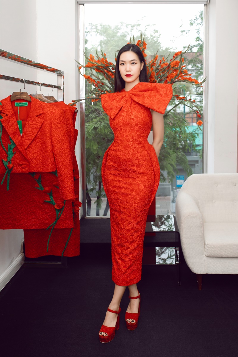 Hoa hậu Việt Nam 2008 Thuỳ Dung khoe dáng đồng hồ cát trong mẫu thiết kế nơ bản lớn điểm nhấn phần hông khoe dáng