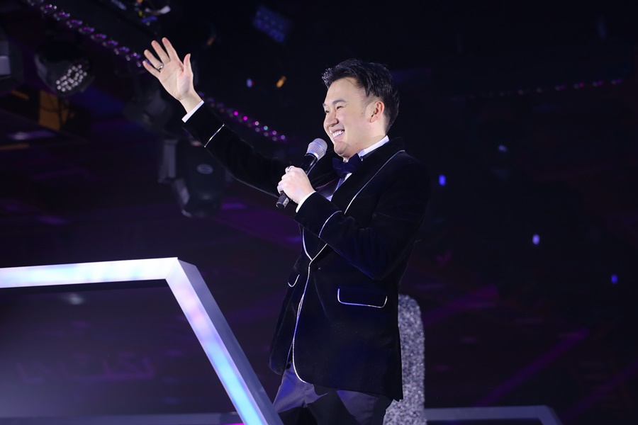 Ca sĩ Dương Triệu Vũ mang đến cảm xúc hứng khởi, sôi động cho đêm nhạc Stars By Night Party với ca khúc Tình nhạt phai