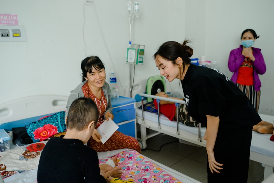 NSND Hồng Vân rưng rưng nước mắt khi cùng NSND Lê Khanh, Kaity Nguyễn đến thăm bệnh nhi ung thư