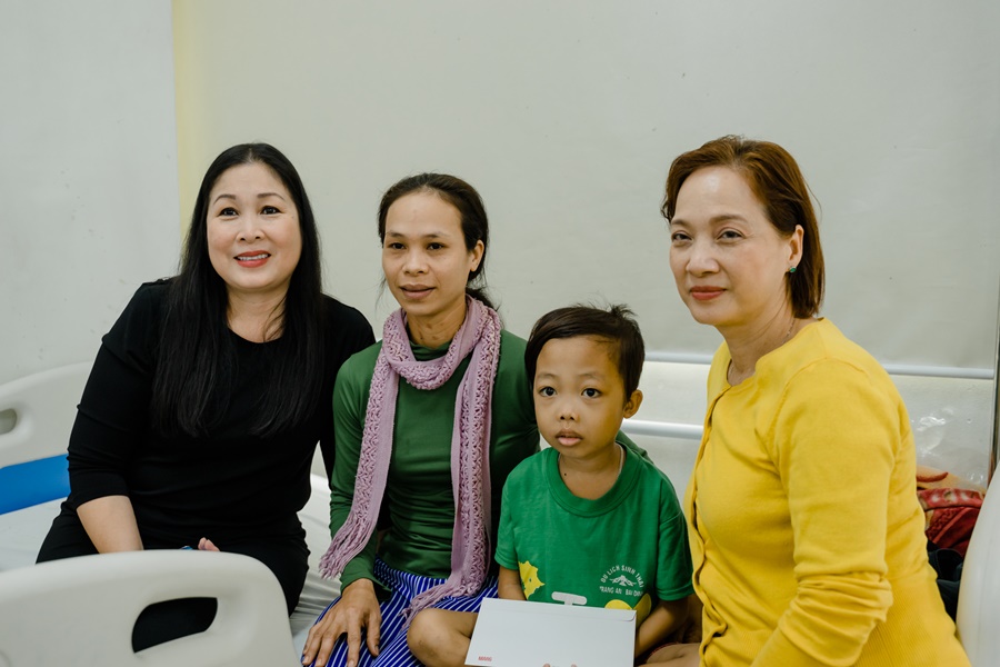 NSND Hồng Vân rưng rưng nước mắt khi cùng NSND Lê Khanh, Kaity Nguyễn đến thăm bệnh nhi ung thư