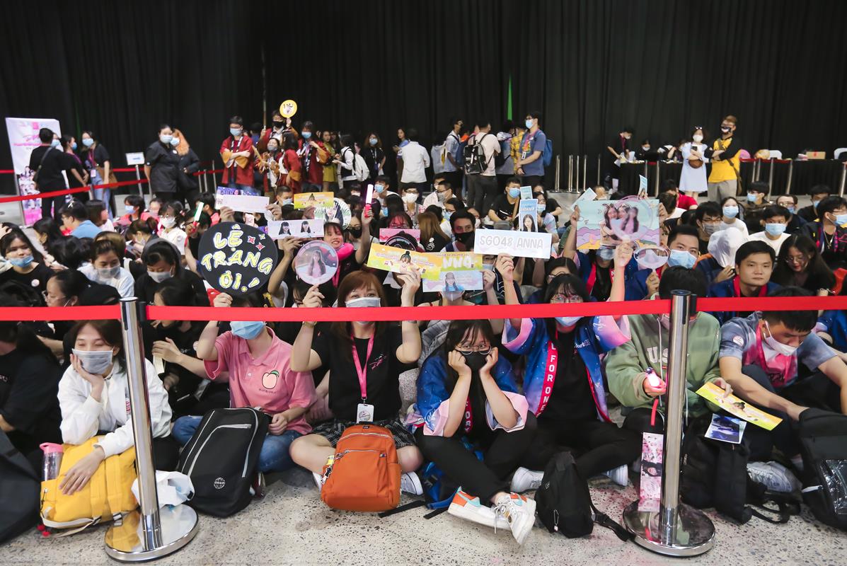 Người hâm mộ hào hứng tham gia sự kiện handshake cùng SGO48