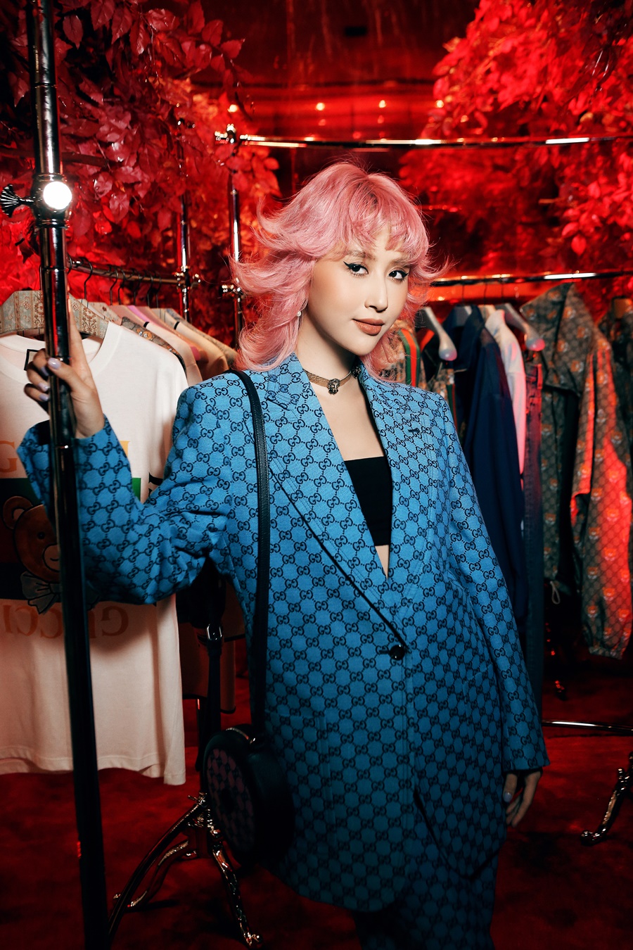 Quỳnh Anh Shyn cũng nổi bật không kém khi xuất hiện cùng mái tóc màu hồng và bộ vest xanh lam mang hoạ tiết Gucci đặc trưng. Trang phục đơn sắc được tạo điểm nhấn bằng chiếc túi dáng tròn, cùng tông màu hồng với tóc của nàng fashionista.