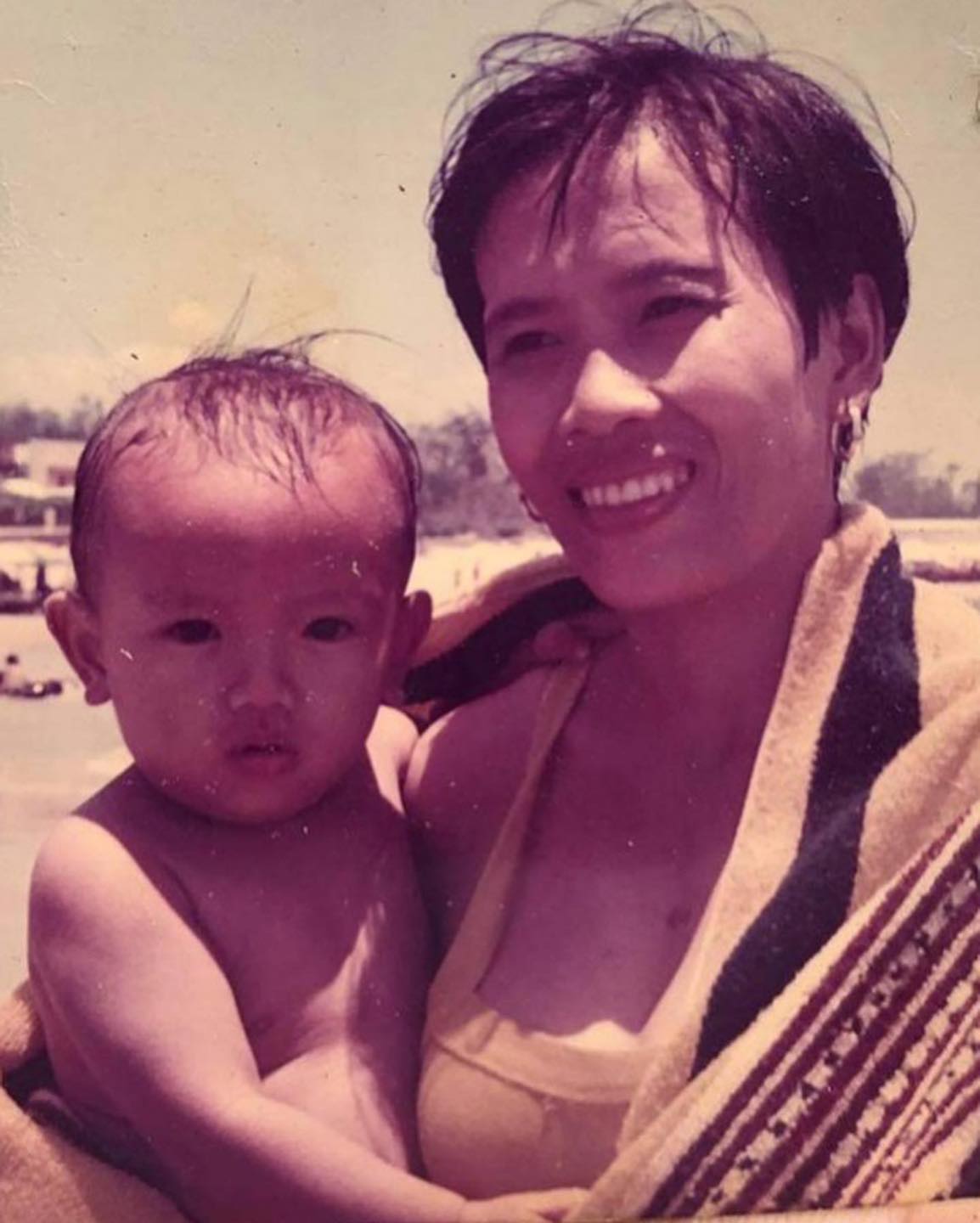 Đón sinh nhật xa gia đình, Thuận Nguyễn đã đăng tải những bức ảnh thời thơ bé để kỉ niệm