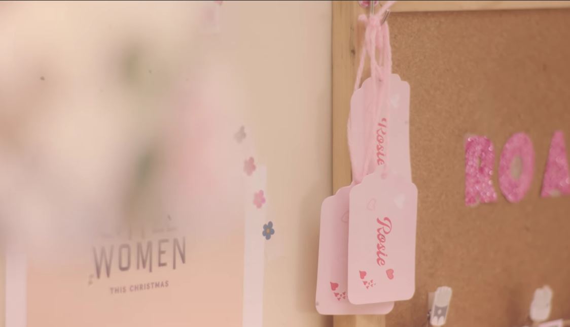 Từ cuốn lịch, khung ảnh, cuốn sổ tay đến giấy dán tường, rèm cửa… đều mang hơi hướng vintage, điểm thêm họa tiết hoa hồng càng làm tôn lên sự nữ tính