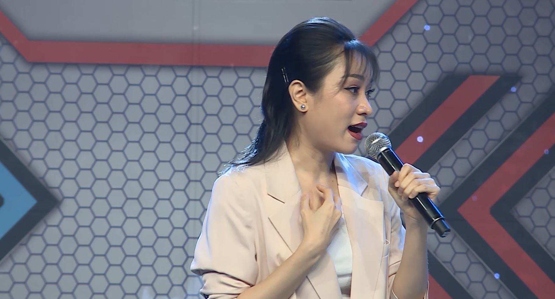 Minh Thư tái hiện ca khúc Bỗng dưng muốn khóc trên sân khấu Bộ 3 siêu đẳng