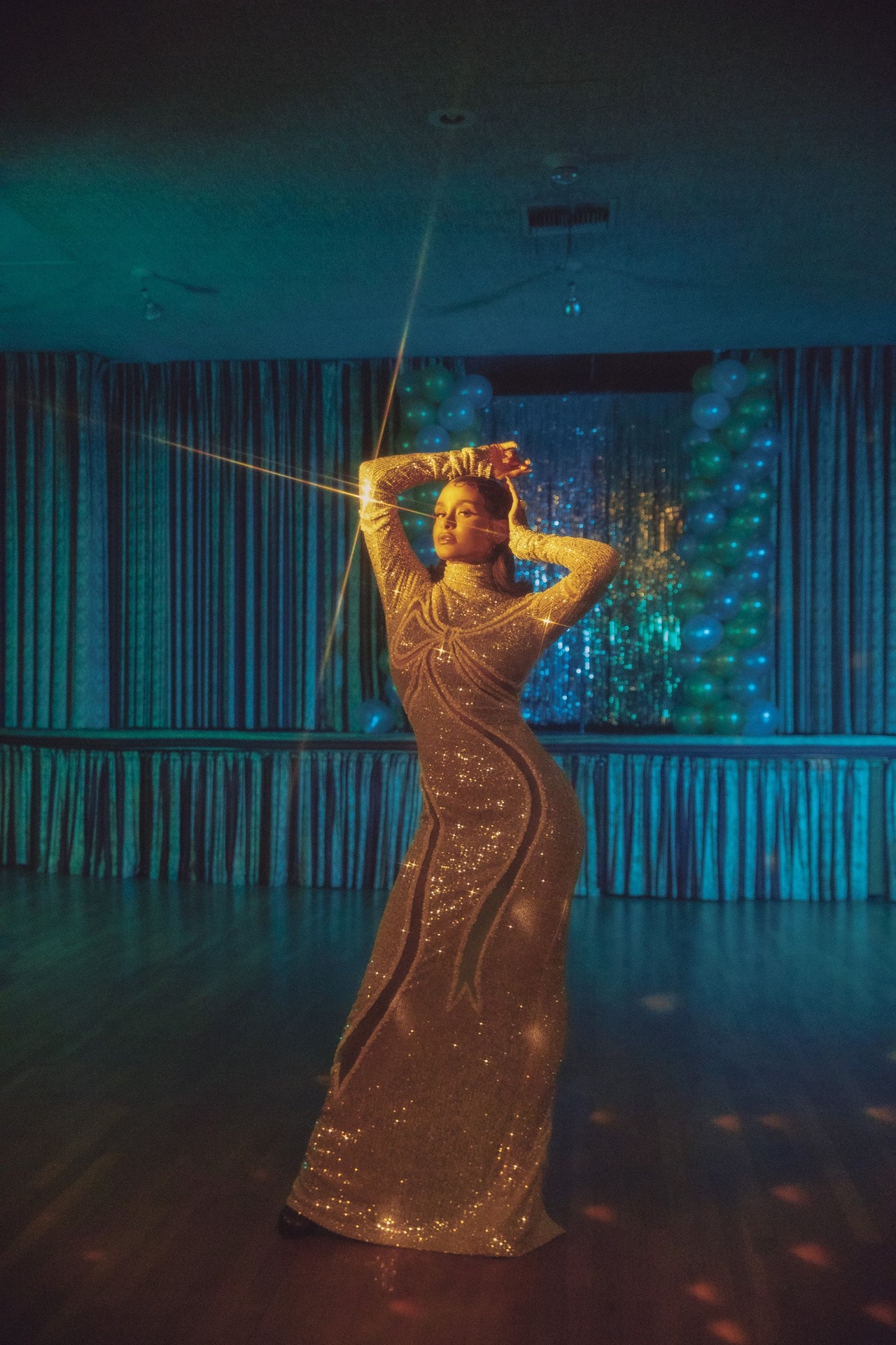 Nữ ca sĩ R&B Kehlan diện sản phẩm của CONG TRI xuất hiện như một nữ hoàng buổi tiệc trên tạp chí PLAYBOY