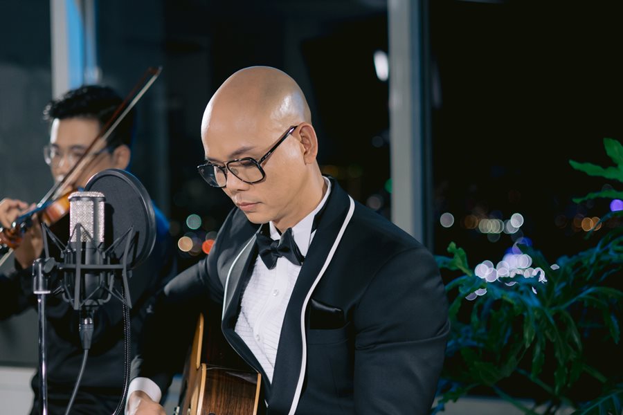 Phong cách hát bolero của Phan Đinh Tùng kết hợp với bàn tay nhào nặn của nhạc sĩ Tấn Phong đã khiến cho sản phẩm Hoa nở về đêm lần này có được nét riêng biệt.