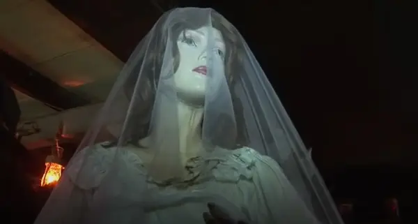 Bộ váy cưới bị ám là món đồ có thật trong bảo tàng Warren