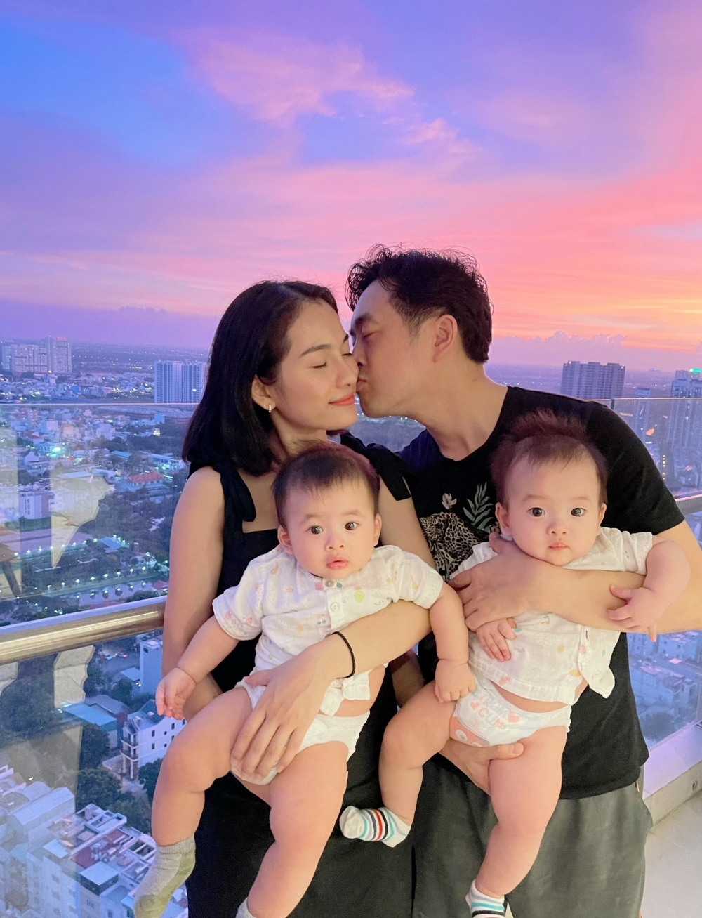 Cuối năm vừa qua Sara Lưu và nhạc sĩ Dương Khắc Linh chính thức chào đón hai quý tử sinh đôi là bé Gia Khang và Gia Khôi