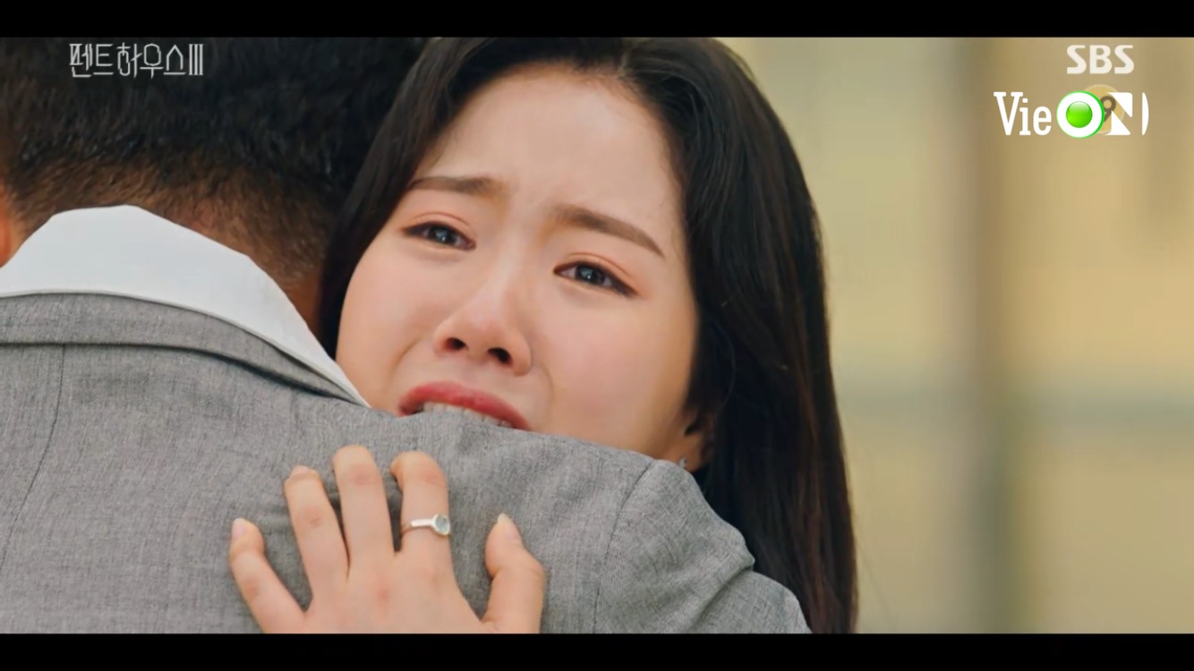 Penthouse 3 tập 10: Cheon Seo Jin bị “con gái cưng” Ha Eun Buyl hạ độc, Joo Dan Tae bị nhốt vào bệnh viện tâm thần