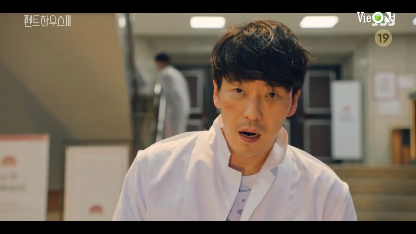 Joo Dan Tae tấn công bác sĩ để trốn khỏi bệnh viện tâm thần