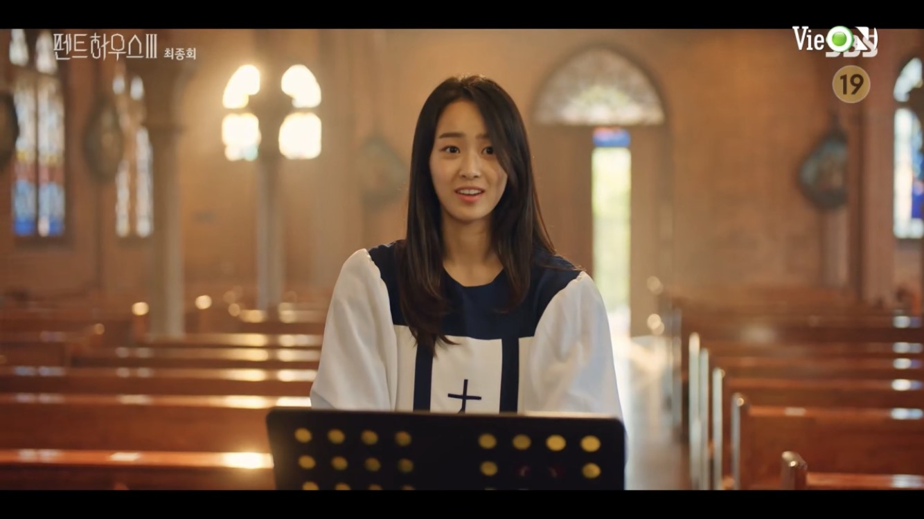 Ha Eun Byul dạy dàn hợp xướng ở nhà thờ