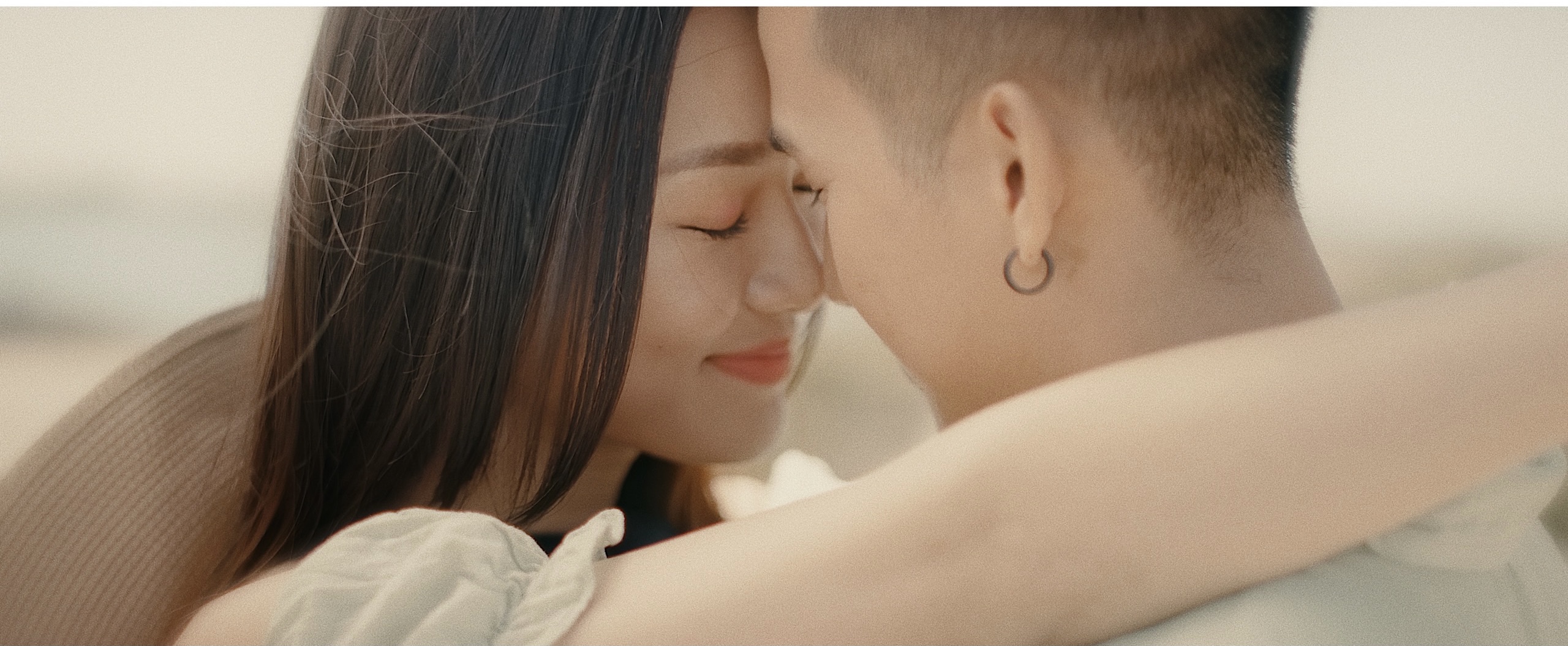 Các cảnh quay trong MV phần lớn được thực hiện tại một bãi biển thơ mộng với những khoảnh khắc lãng mạn của nữ chính cùng bạn trai mới. 