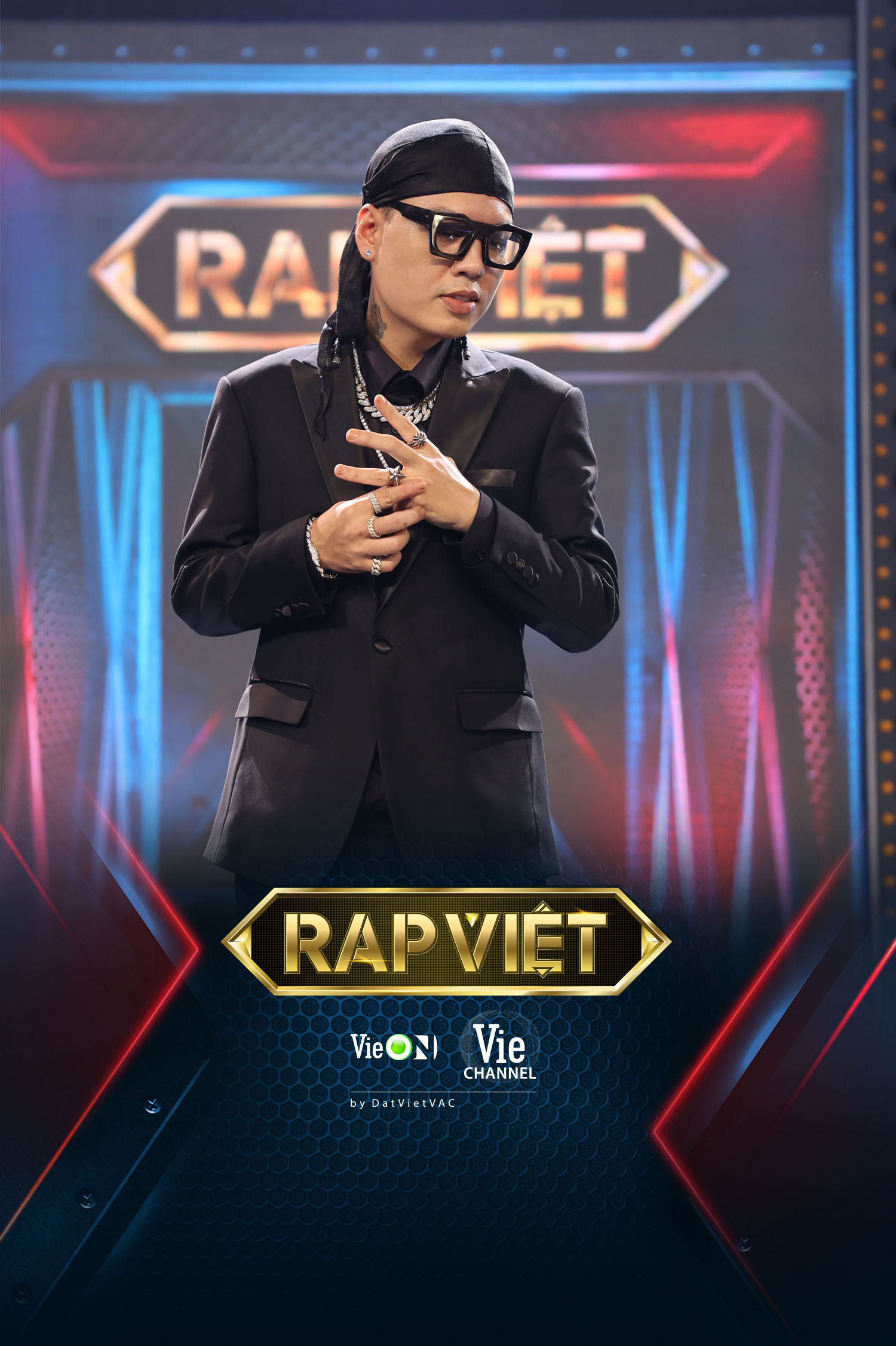 Thì LK lại được gọi là 'lão khủng' với hy vọng sẽ liên tiếp đào tạo ra những rapper khủng nhất cho sàn đấu Rap Việt – Mùa 2