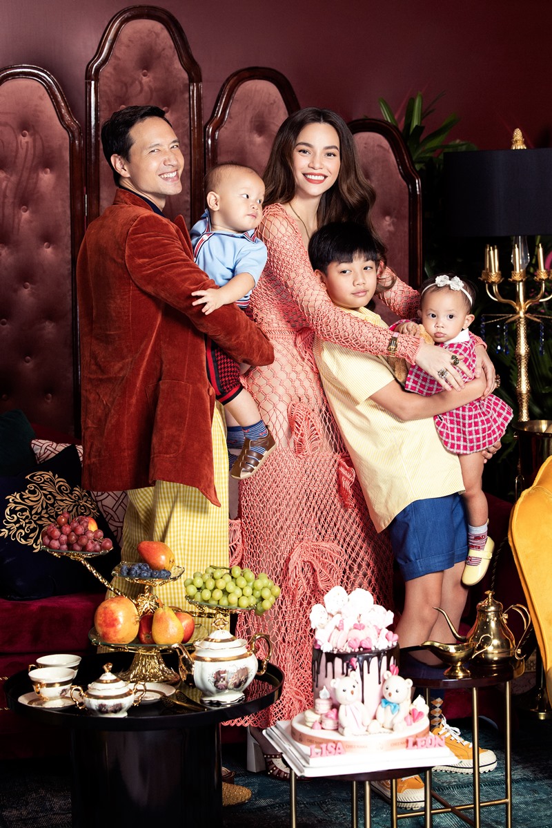 Bộ ảnh được thực hiện với tiêu chí màu sắc và thời trang, nhằm thể hiện sự độc đáo của gia đình Hồ Ngọc Hà