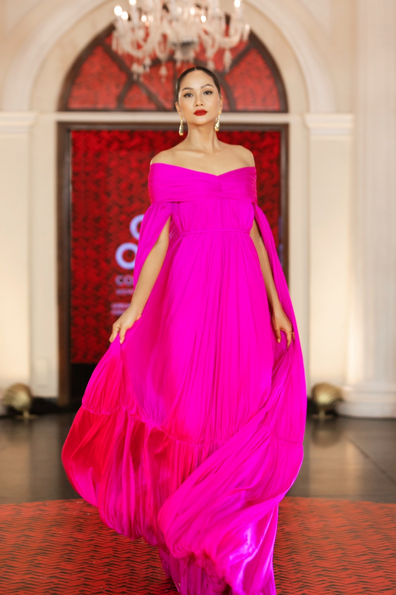 Diện lên người bộ váy hồng nổi bật được Công Trí thiết kế riêng, H’Hen Niê khoe thần thái sắc lạnh trên sàn catwalk