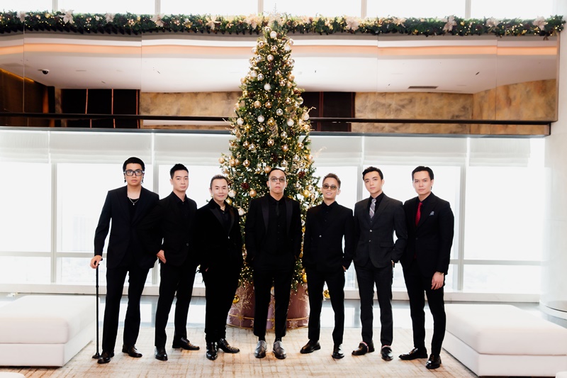 SpaceSpeakers Group “bắt tay” với Hãng Hàng không Quốc gia, lần đầu đưa MV lên bầu trời Các thành viên SpaceSpeakers diện vest bảnh bao tham dự sự kiện quan trọng