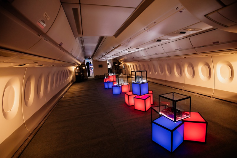 SpaceSpeakers Group “bắt tay” với Hãng Hàng không Quốc gia, lần đầu đưa MV lên bầu trời Chiếc máy bay được tháo dỡ các dải ghế ngồi để trưng dụng thành khoang triển lãm và sự kiện họp báo.