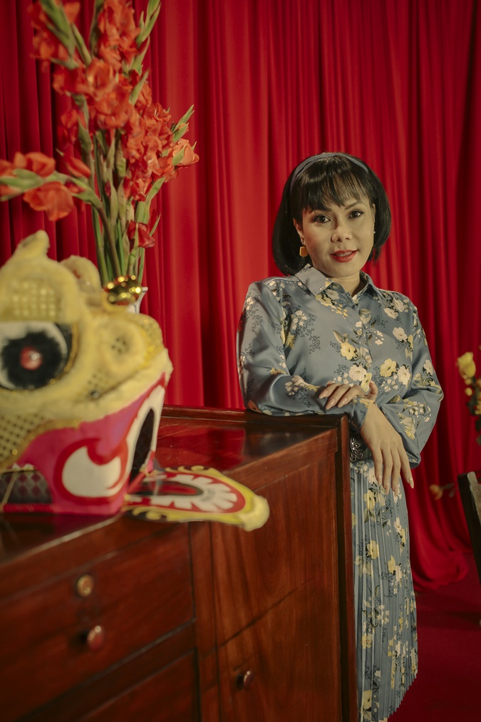 Nghệ sĩ Việt Hương diện váy hoa trẻ trung trong bộ ảnh mới