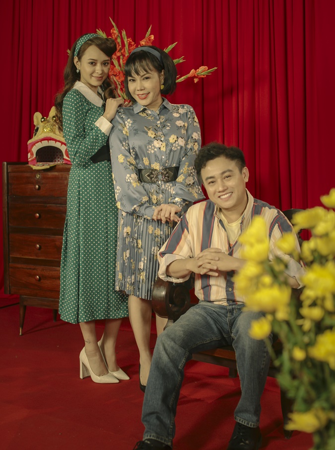 Việt Hương, Hữu Tín và Khánh Uyên chọn trang phục mang phong cách retro giai đoạn 1950 tới 1998 với màu sắc rực rỡ, tươi sáng