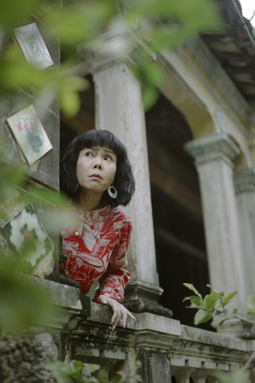 Việt Hương trẻ trung váy hoa đón Tết sớm cùng 'Nhà không bán' - ảnh 2