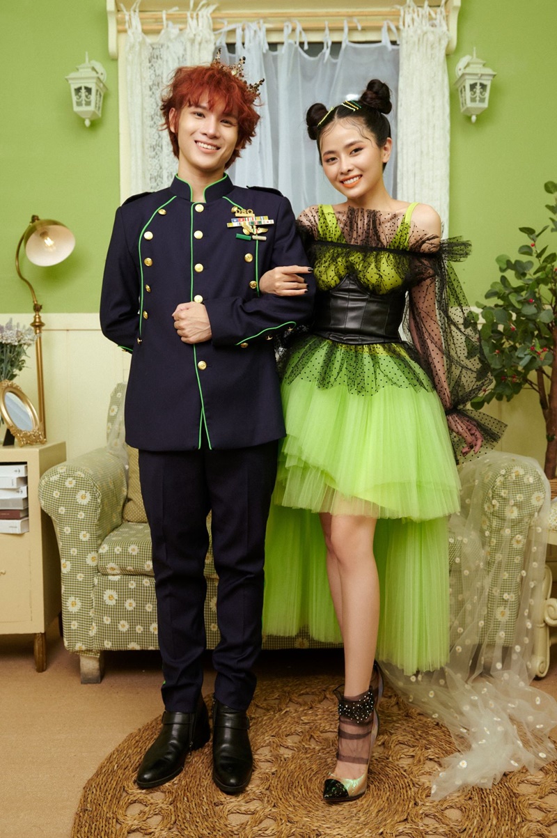 Phạm Đình Thái Ngân “tỏ tình” với Hannie trong MV mới “Em nghĩ sao về” Phạm Đình Thái Ngân “tỏ tình” với Hannie trong MV mới “Em nghĩ sao về”