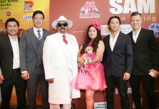 Bình Minh hội ngộ khán giả ở Mỹ, Angelina Raja bế cún cưng lên thảm đỏ ra mắt phim Sám hối